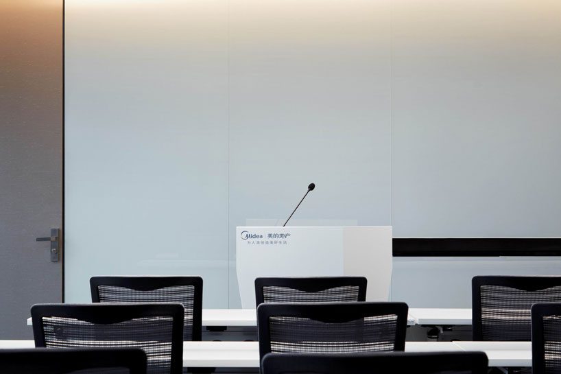 深圳鹽田1000平方現(xiàn)代風(fēng)格辦公室裝修培訓(xùn)室墻面裝飾 深圳鹽田1000平方現(xiàn)代風(fēng)格辦公室裝修培訓(xùn)室墻面裝飾