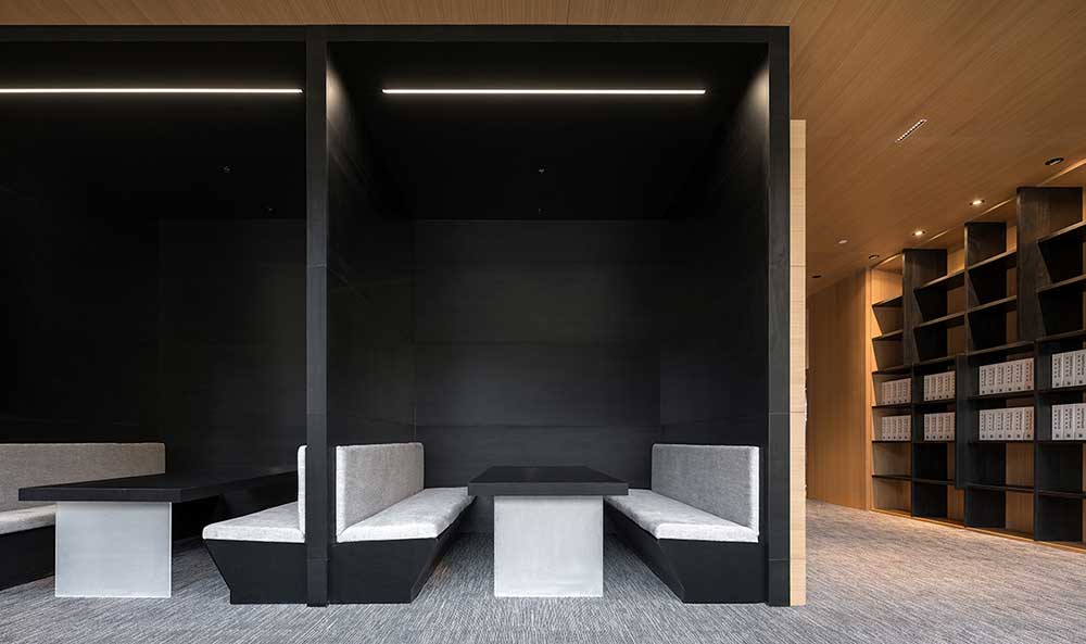 深圳市龍華1200平原木風辦公室裝修設計洽談區(qū)