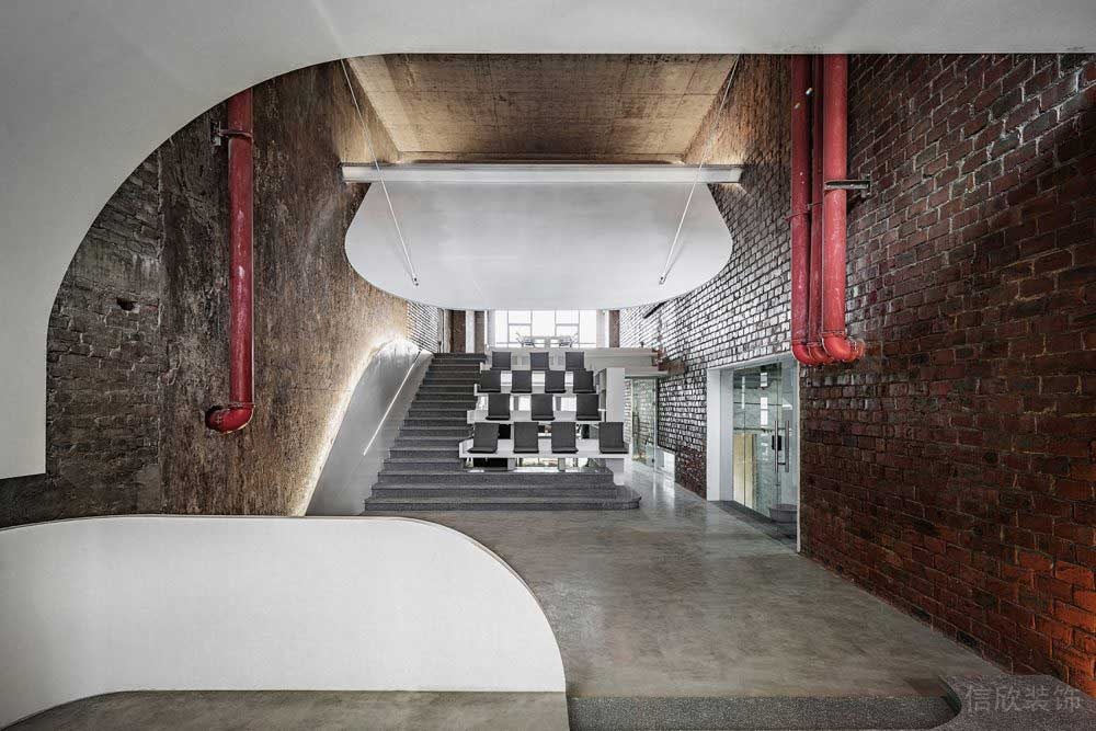 復(fù)式辦公區(qū)紅磚墻體圓弧隔斷裝修設(shè)計(jì)