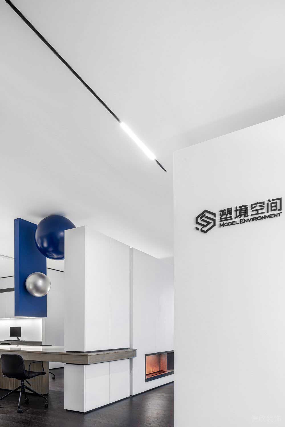 辦公區(qū)深色系地板通鋪柜子隔斷設(shè)計(jì)