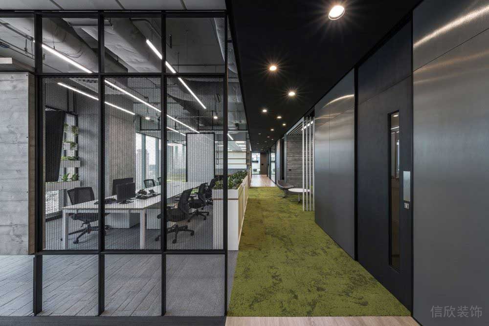 草坪裝修地毯效果鏤空墻體灰色調(diào)商務(wù)風(fēng)過道辦公室會(huì)議室裝修