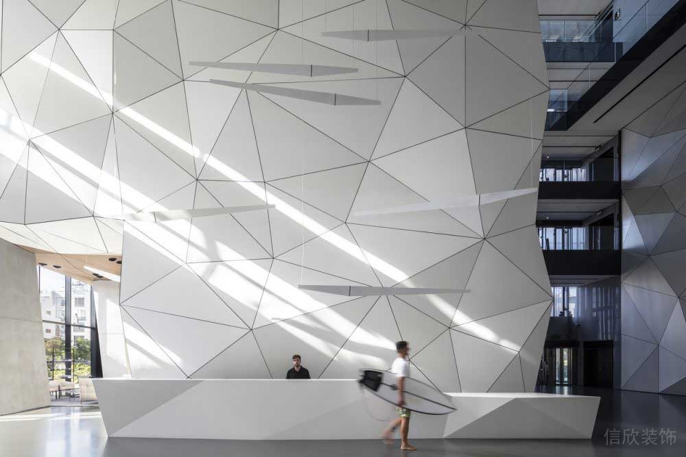 前臺接待區(qū)背景墻不規(guī)則三角形做造型設(shè)計(jì)