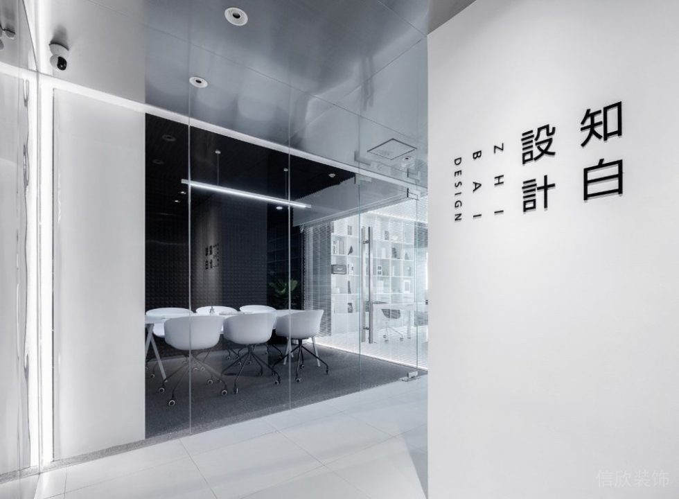 黑白色調(diào)會(huì)議室玻璃隔斷裝修過道效果