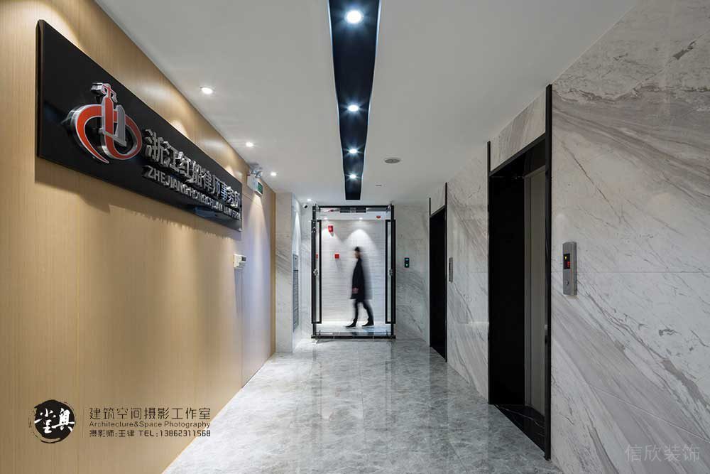 律師事務(wù)所實木設(shè)計法式灰色大理石地磚電梯等候區(qū)域辦公樓裝修