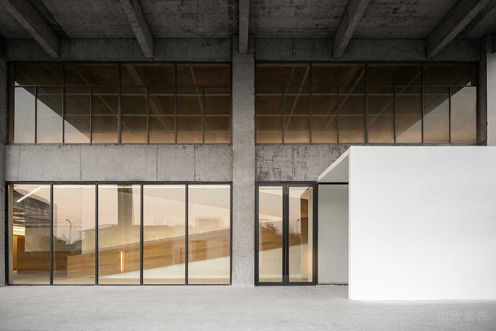 咖啡茶色透色玻璃遮光設(shè)計(jì)簡(jiǎn)約風(fēng)辦公室墻體隔斷裝修圖