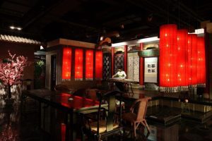 中式餐廳裝修紅色燈籠暗色調(diào)木質(zhì)設(shè)計餐桌效果圖