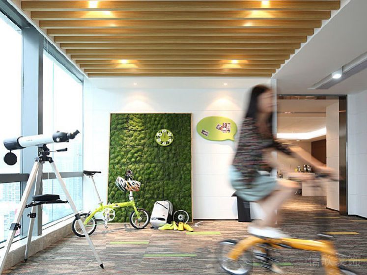 辦公室休息區(qū)開放式多功能區(qū)域地毯木飾面天花玻璃墻體隔斷設(shè)計圖