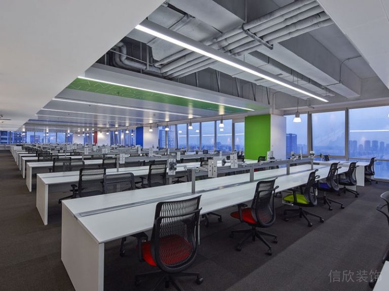 多人員工開區(qū)域裝修設(shè)計(jì)效果圖天花設(shè)計(jì)工業(yè)風(fēng)裝修直線式白色長(zhǎng)桌設(shè)計(jì)