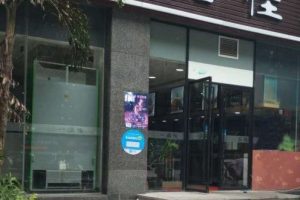 簡(jiǎn)約現(xiàn)代便利店裝修門店裝潢玻璃平推門裝修設(shè)計(jì)