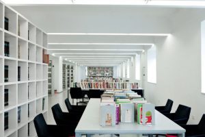 黑白色調(diào)自習(xí)室閱讀區(qū)圖書館學(xué)校裝修