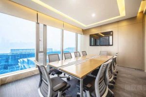 會(huì)議室天花吊頂燈槽黃色的漫反射燈光