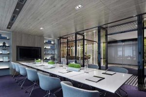 會(huì)議室紫色的地毯白色的組合會(huì)議桌效果圖