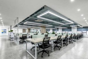 公共辦公區(qū)白色鋼架實(shí)木臺面卡座