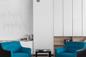 辦公室洽談區(qū)藍(lán)色的單人沙發(fā)