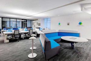 辦公室休息區(qū)藍色的布藝沙發(fā)