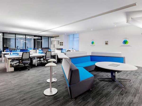 辦公室休息區(qū)藍色的布藝沙發(fā)