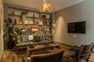 休息區(qū)鏤空背景墻木質地板皮質沙發(fā)裝修設計圖