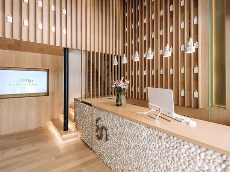 前臺區(qū)鵝軟石木飾面效果階梯式效果