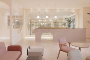 皮粉色鏤空墻體瑜伽機(jī)構(gòu)裝修設(shè)計大廳休息區(qū)