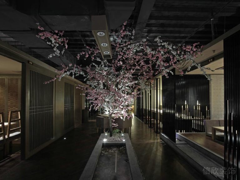 中式餐廳鏤空木質(zhì)墻體隔斷過道景觀櫻花設(shè)計暗色效果