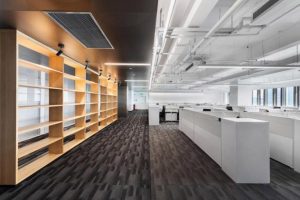 辦公室簡(jiǎn)約風(fēng)工業(yè)風(fēng)純白工位設(shè)計(jì)走廊效果