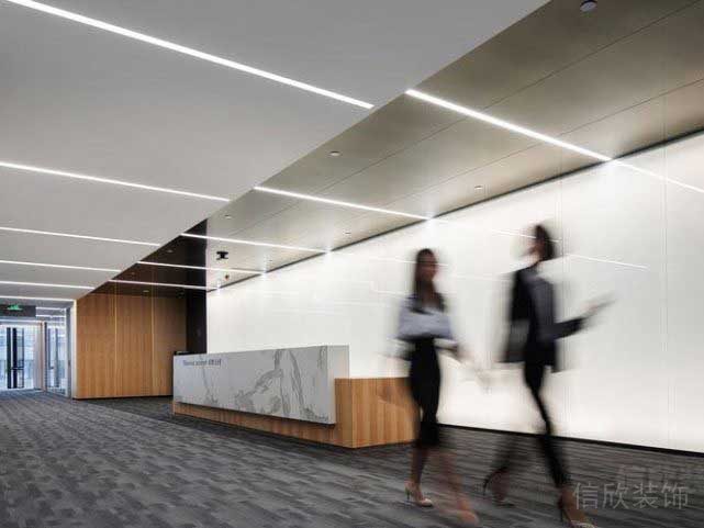 辦公室過道前臺(tái)大廳木質(zhì)平貼大理石裝修金色天花效果