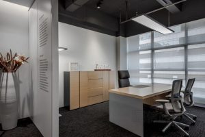 財(cái)務(wù)辦公室領(lǐng)導(dǎo)獨(dú)立工作區(qū)域天花吊頂工業(yè)風(fēng)木飾墻面收納柜設(shè)計(jì)效果