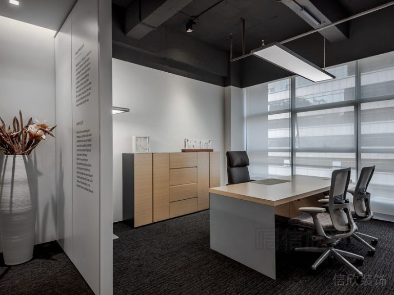 財(cái)務(wù)辦公室領(lǐng)導(dǎo)獨(dú)立工作區(qū)域天花吊頂工業(yè)風(fēng)木飾墻面收納柜設(shè)計(jì)效果