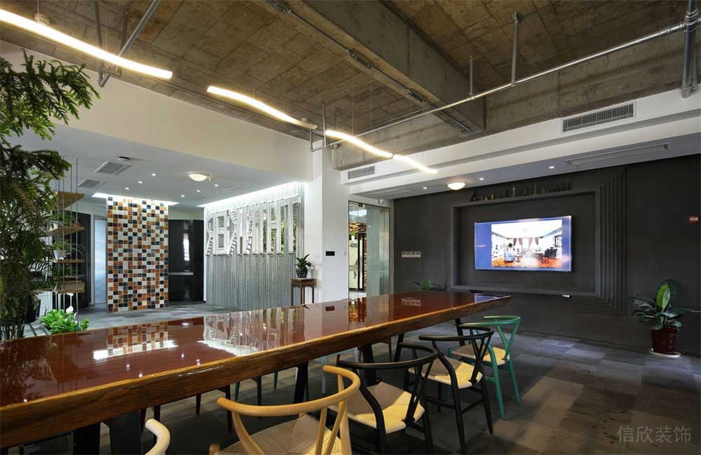實(shí)木會議室裝修工業(yè)風(fēng)辦公室顯示器效果