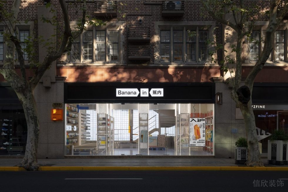 深圳市寶安區(qū)沙井現(xiàn)代風(fēng)服裝店裝修設(shè)計(jì)外立面