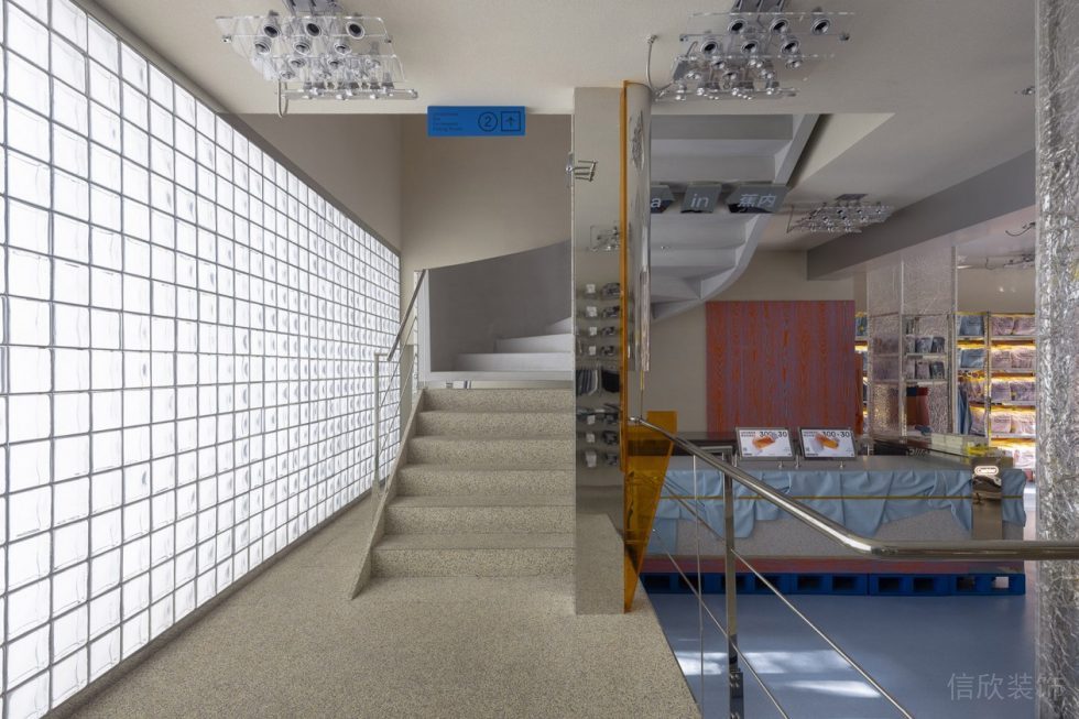 深圳市寶安區(qū)沙井現(xiàn)代風(fēng)服裝店裝修設(shè)計(jì)樓梯