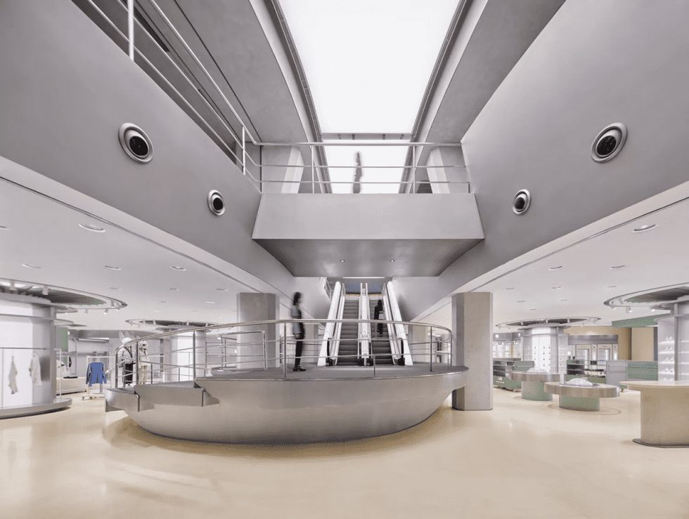 深圳市羅湖區(qū)布心現(xiàn)代風(fēng)服裝店裝修設(shè)計(jì)不銹鋼樓梯