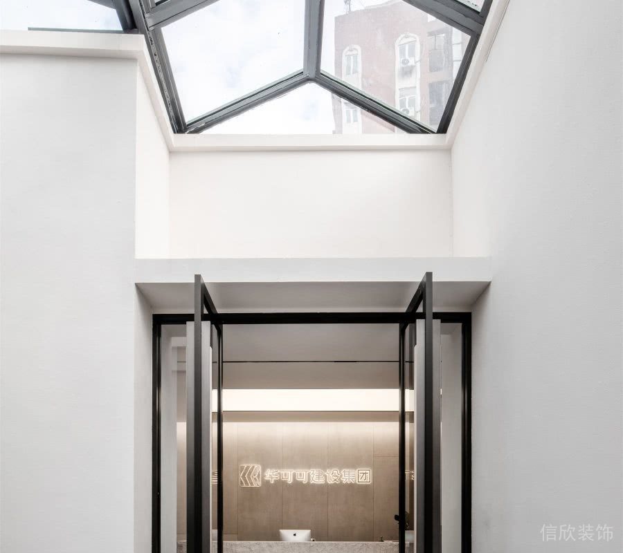 控制高度調(diào)節(jié)智能線條天窗設(shè)計黑色金屬邊框辦公室裝修效果入戶大廳區(qū)域