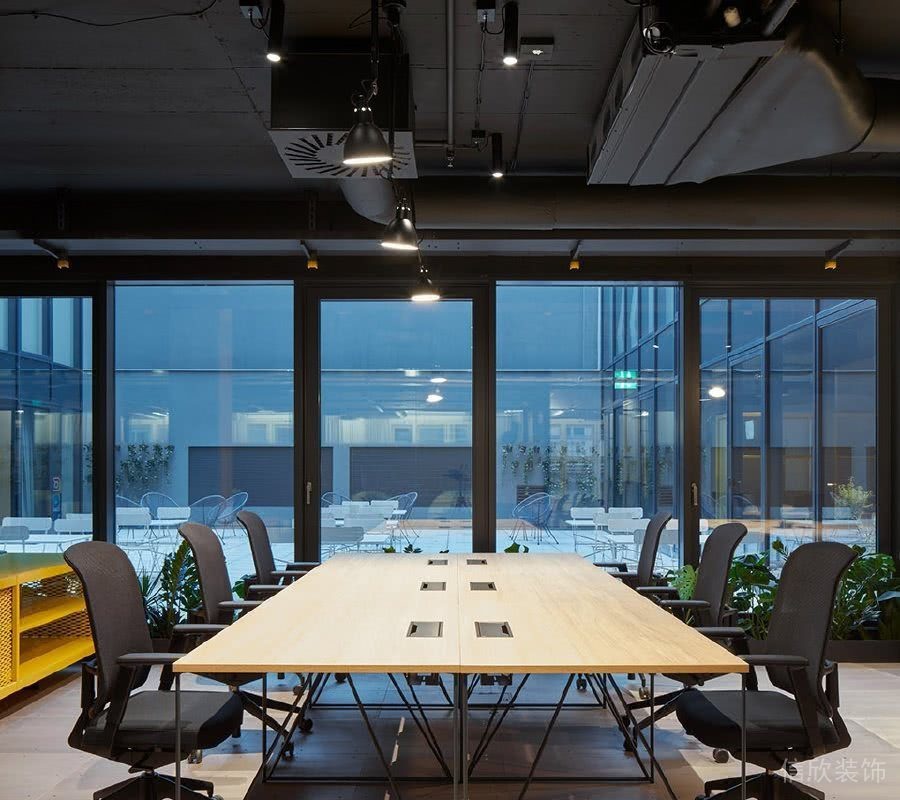 工業(yè)風(fēng)木質(zhì)簡易金屬工作臺通體玻璃設(shè)計(jì)會議室裝修