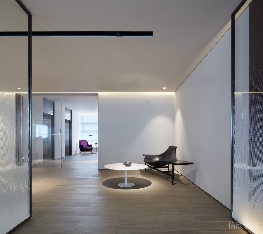 員工休息區(qū)黑白色調(diào)實(shí)木設(shè)計(jì)地板金屬門(mén)框漸變玻璃裝修圖
