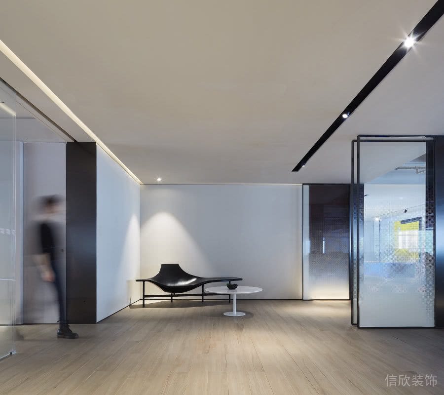 實(shí)木地板黑白色調(diào)墻體玻璃過(guò)道現(xiàn)代辦公室效果