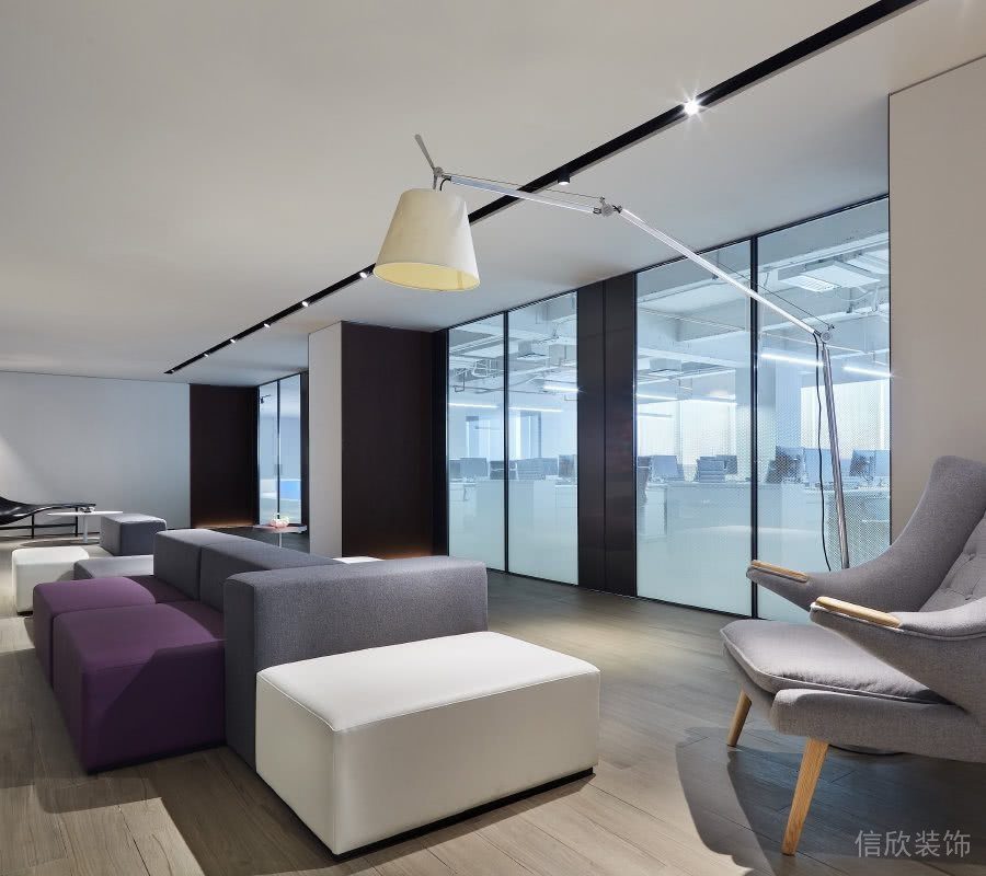 中央休息區(qū)域?qū)ΨQ(chēng)式沙發(fā)環(huán)形座椅隔斷辦公室效果圖