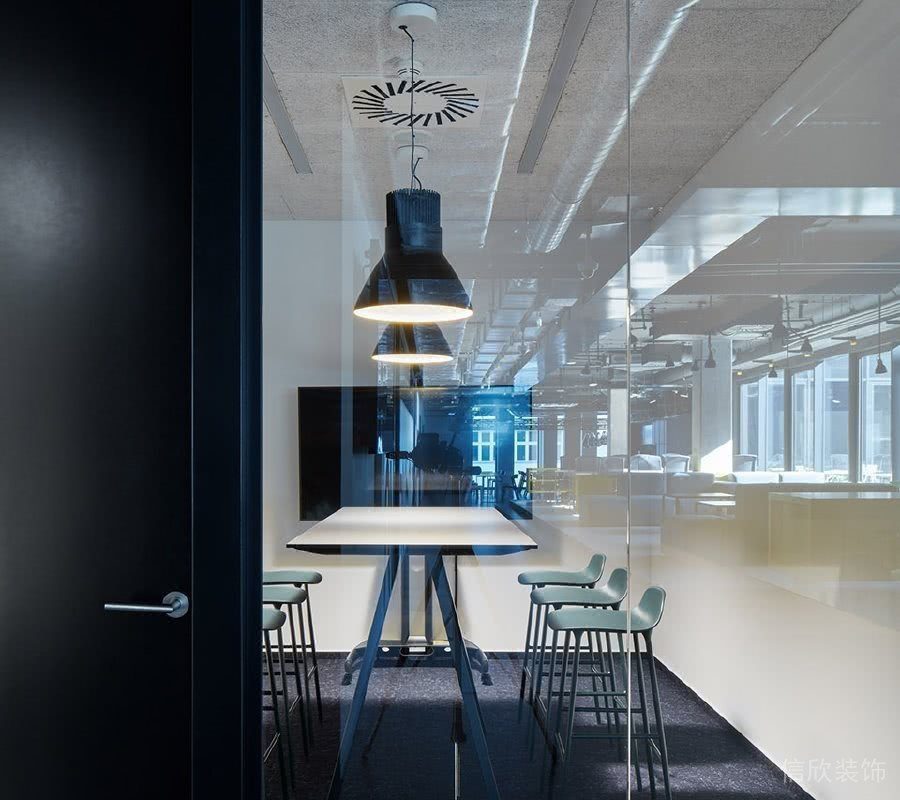 辦公室過(guò)道就餐區(qū)玻璃隔斷效果天花創(chuàng)意吊頂工業(yè)風(fēng)簡(jiǎn)約金屬裝修