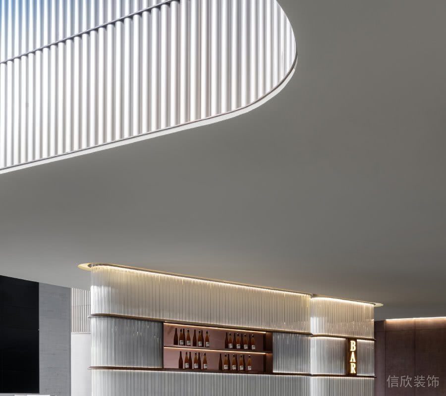 刪隔板白色墻體設(shè)計(jì)弧線天花辦公室過(guò)道收納墻柜裝修圖