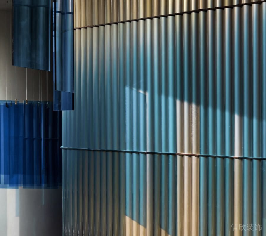 漸變藍(lán)色通體設(shè)計效果柵格板辦公室墻體裝修