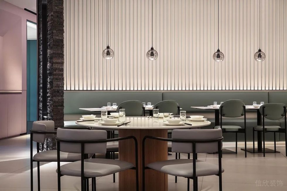 深圳羅湖東門鴻展中心城極簡(jiǎn)風(fēng)格川菜館裝修案例白色烤漆線條格柵背景墻 深圳羅湖東門鴻展中心城極簡(jiǎn)風(fēng)格川菜館裝修案例白色烤漆線條格柵背景墻