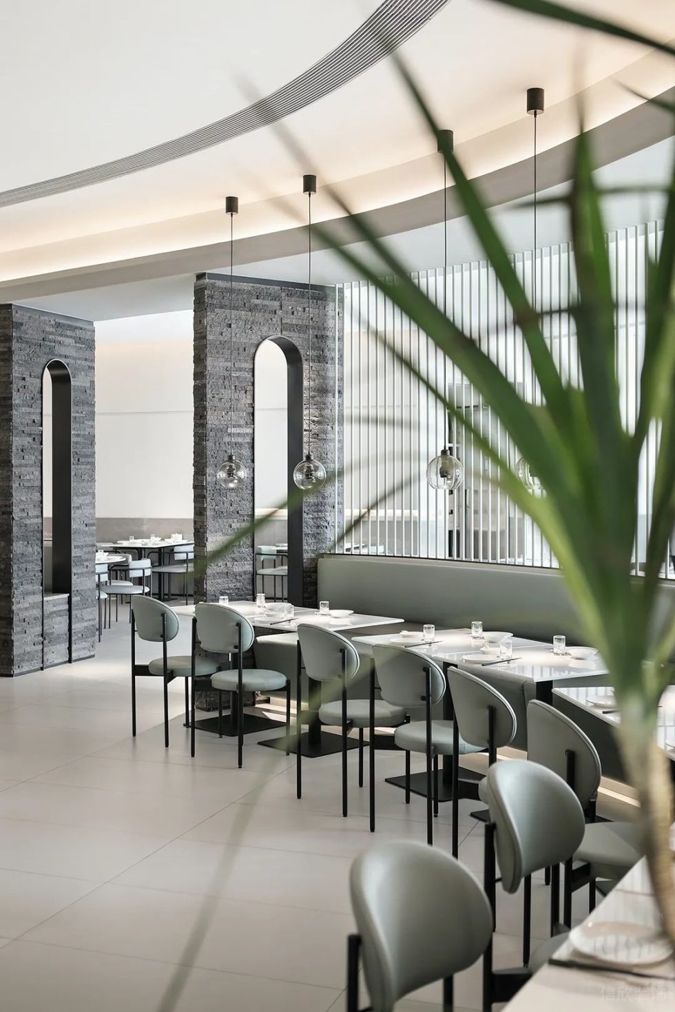 深圳羅湖東門鴻展中心城極簡(jiǎn)風(fēng)格川菜館裝修案例弧形訂制沙發(fā)用餐區(qū) 深圳羅湖東門鴻展中心城極簡(jiǎn)風(fēng)格川菜館裝修案例弧形訂制沙發(fā)用餐區(qū)