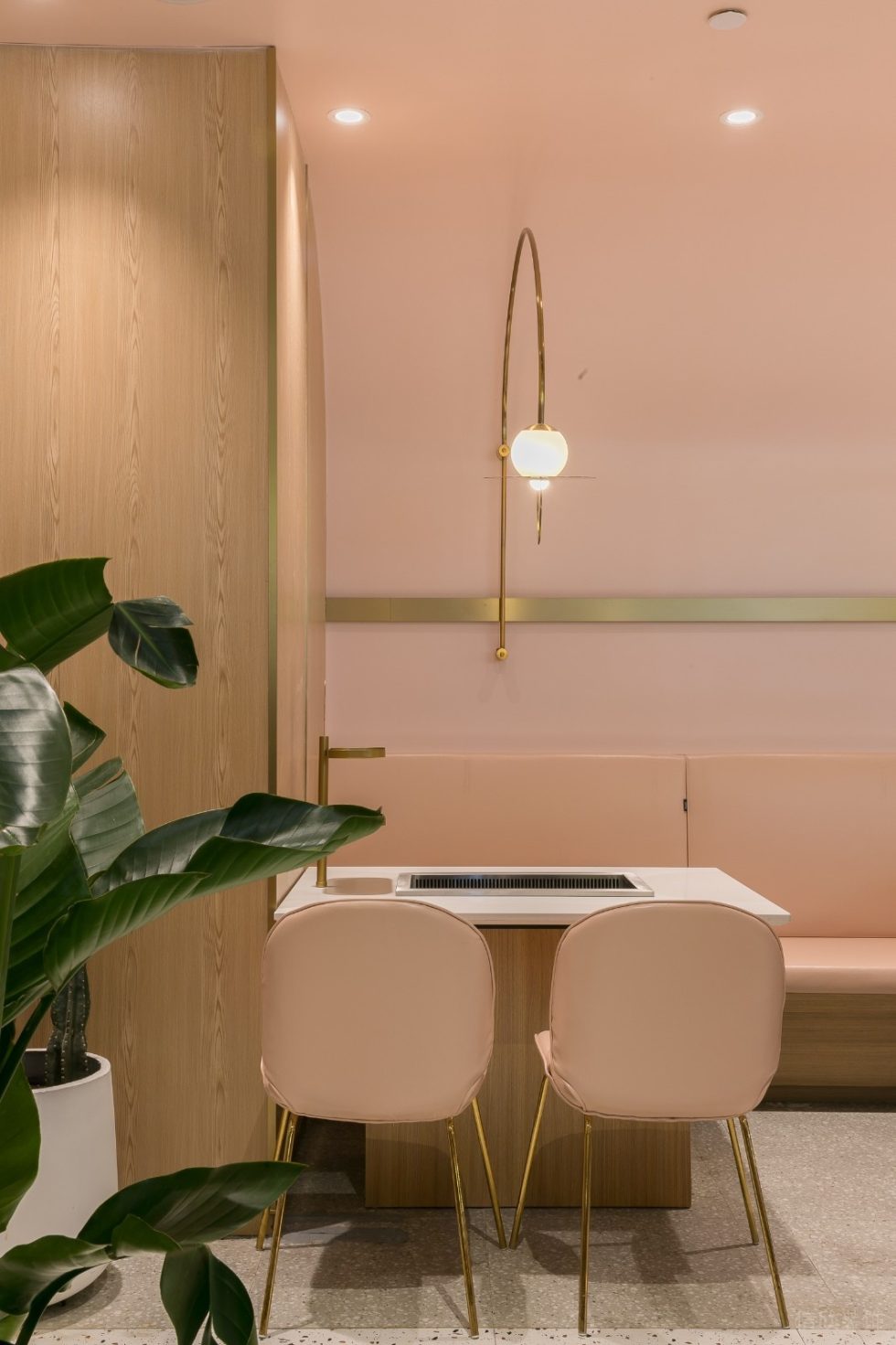 深圳龍華鴻榮源壹城中心北歐輕奢風(fēng)火鍋店裝修案例卡座 深圳龍華鴻榮源壹城中心北歐輕奢風(fēng)火鍋店裝修案例卡座