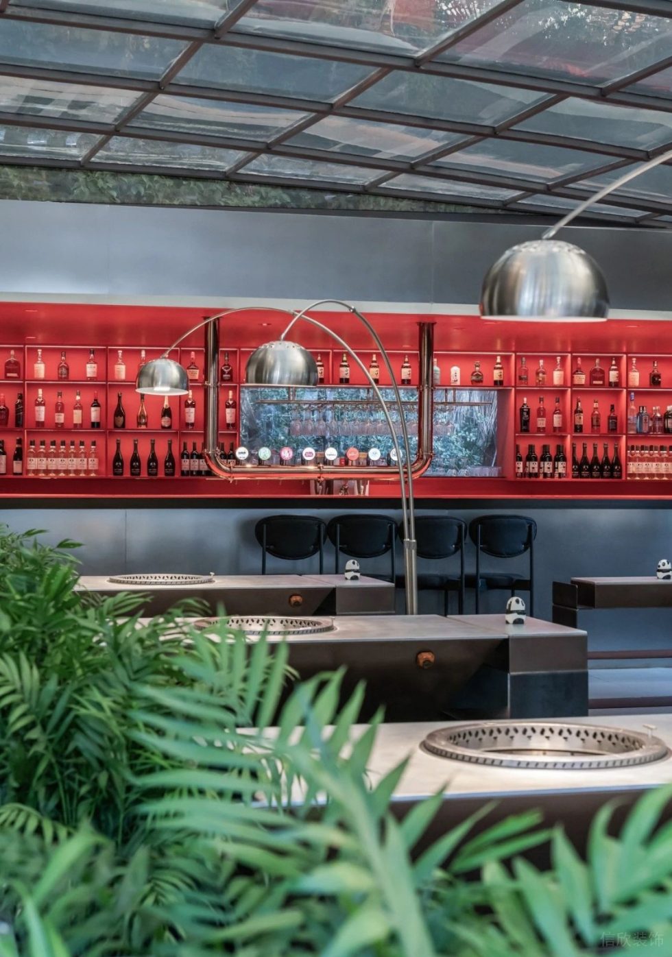 深圳南山海岸城購(gòu)物中心現(xiàn)代簡(jiǎn)約風(fēng)格火鍋餐廳裝修案例落地?zé)? alt=