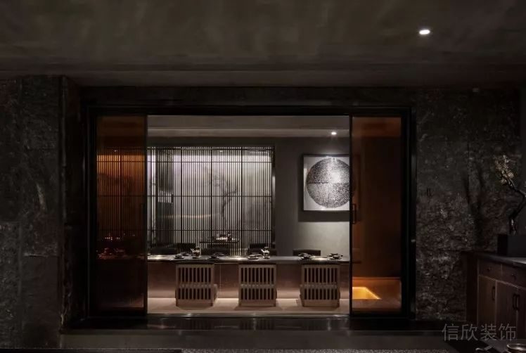 深圳南山海印長(zhǎng)城新中式風(fēng)格烤肉餐廳裝修案例包廂茶色玻璃推拉門