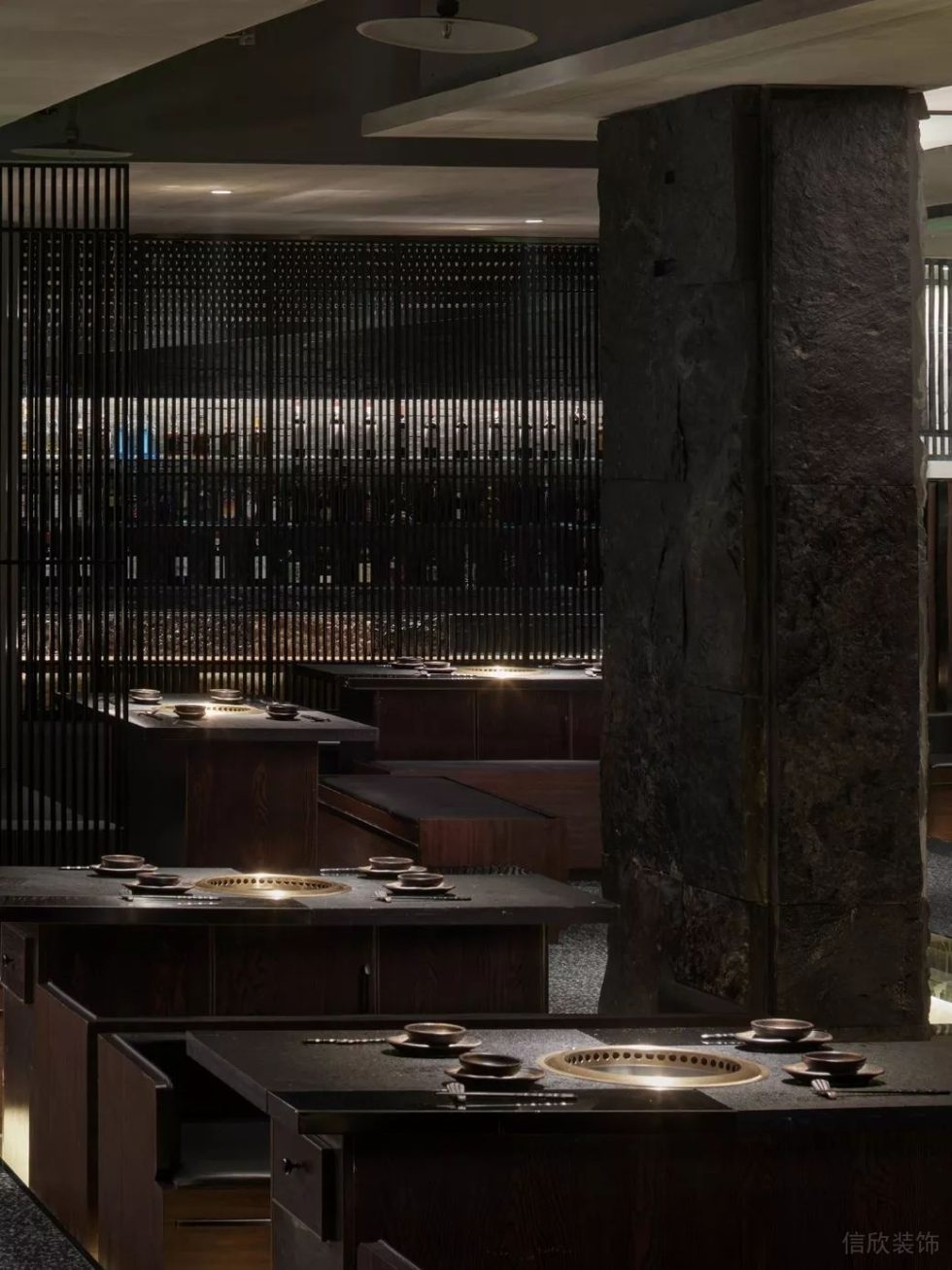 深圳南山海印長(zhǎng)城新中式風(fēng)格烤肉餐廳裝修案例黑麻花崗石荔枝面餐桌 深圳南山海印長(zhǎng)城新中式風(fēng)格烤肉餐廳裝修案例黑麻花崗石荔枝面餐桌