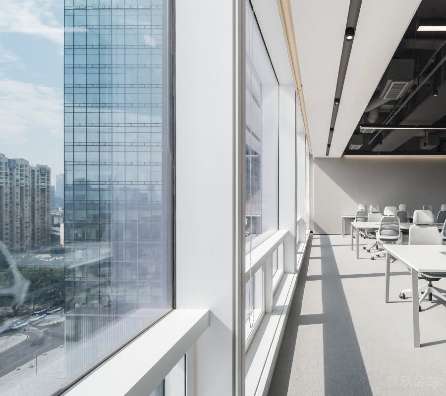 辦公室公共區(qū)窗邊過道白色吊頂黑色燈槽