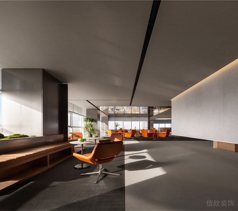 辦公室休閑區(qū)裝修橙色的單人沙發(fā)。