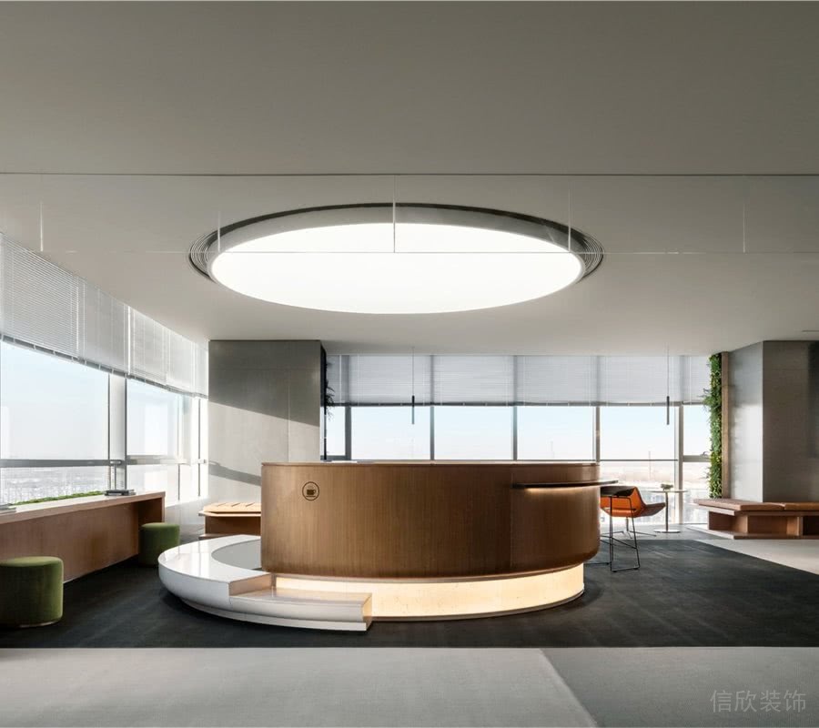 展廳圓形的軟膜天花與圓形的服務(wù)臺相對應(yīng)