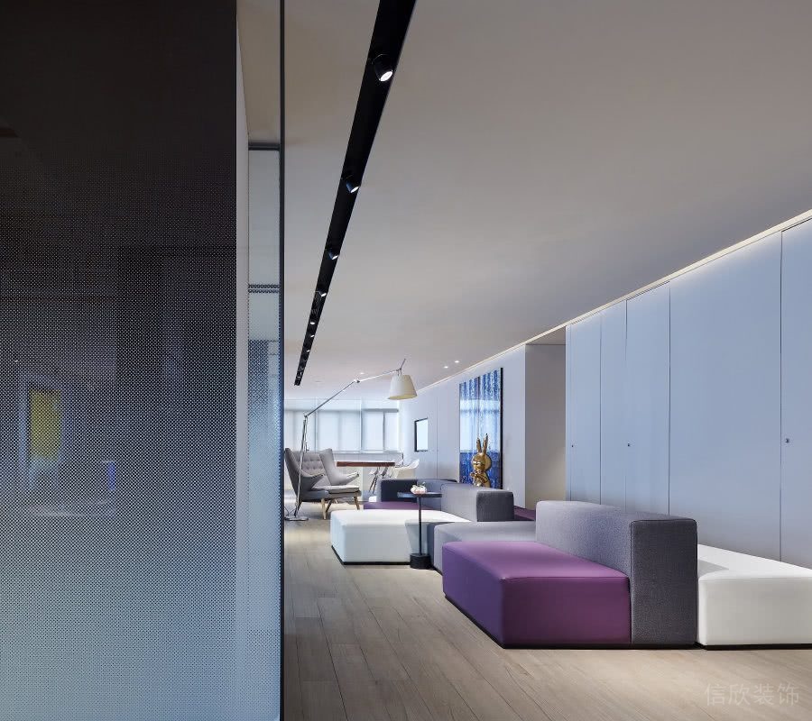 辦公室洽談區(qū)裝修紫色布藝沙發(fā)